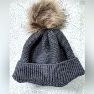 Gortex Charcoal Knit Beanie with faux Fur Pop-Pom. 100% Acrylic. MPG4003971.